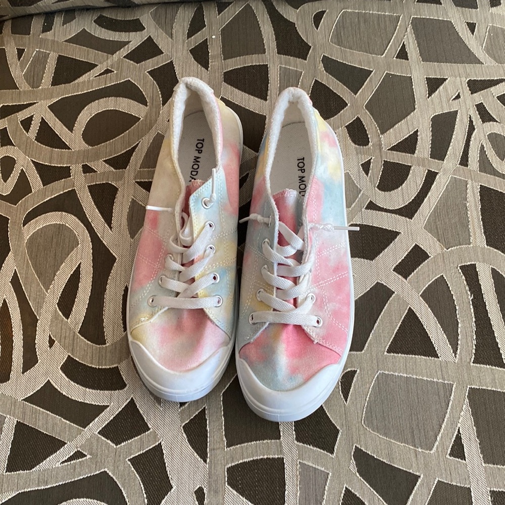 Top Moda tennis shoes size 8 colorful